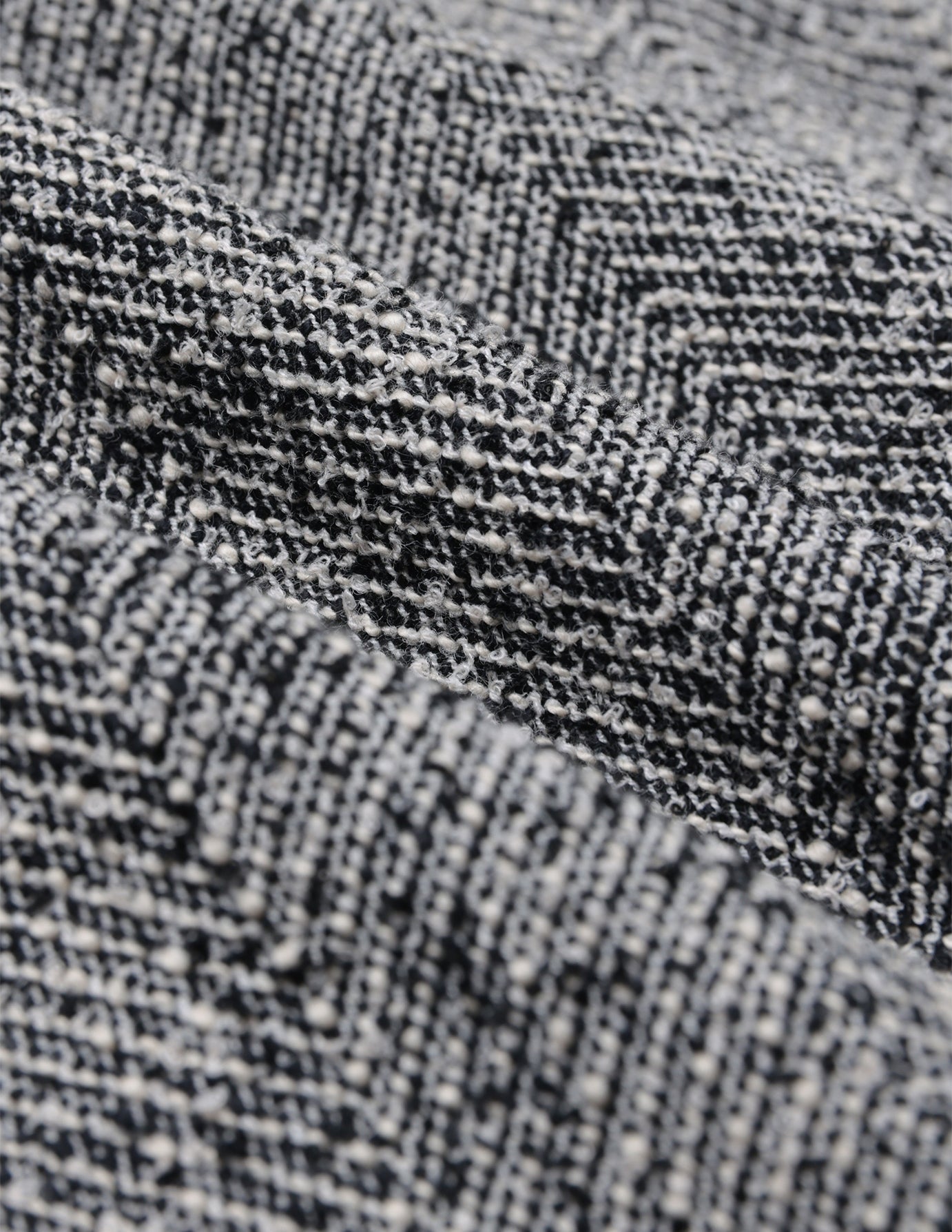 Ashryn Blazer i Domino Herringbone, detalje af stof med fiskebenmønster.